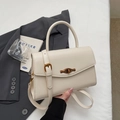 Elegante borsa quadrata in pelle bianco crema con chiusura vintage e tracolla regolabile - Bianco