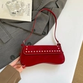 Borsa sottobraccio retrò rosso scuro con borchie e fondo curvo in finitura scamosciata - Rosso