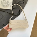 Elegante borsa sottospalla beige con borchie argentate e base a forma di mezzaluna - Bianco Sporco