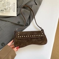 Borsa sottobraccio retrò in pelle scamosciata marrone con rivetti e base curva alla moda - Marrone