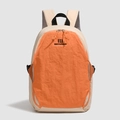 Mochila moderna en naranja y beige con correas ajustables y detalle del logo - Naranja