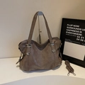 Detalle del bolso tote café con hebilla plateada y correa de hombro extraíble larga - Camel