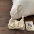 Detailansicht der cremefarbenen Hobo-Tasche mit goldener Schnalle und Trageriemen - Weiß