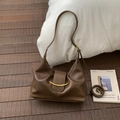 Detailansicht der braunen Leder-Hobo-Tasche mit goldener Metallverzierung und Schultergurt - Braun