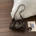 Detail der dunkelbraunen Ledertasche mit goldener Mondschnalle und verstellbarem Gurt - Braun