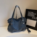 Détail du sac cabas en cuir texturé vintage avec boucles et sangles en métal argenté - Bleu lac