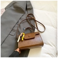 Minimalistische braune Vintage-Umhängetasche aus Leder mit bunten Holzperlen - Braun
