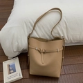 Vista dall'alto di una borsa a secchiello beige in pelle con trama a litchi - Cachi