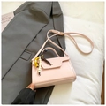 Minimalistische blassrosa PU-Schultertasche mit dekorativen bunten Holzperlen - Rosa