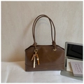 Bolso de hombro grande marrón vintage con borla de cuentas de madera y nudo en el asa - Marrón