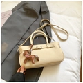 Chic cream-white faux leather handbag with horse charm and adjustable strap - With Charm / Off White