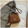 Secchiello in pelle scamosciata opaca marrone scuro con cinturino in pelle e stile sobrio - Marrone