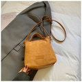 Borsa a tracolla minimalista in pelle scamosciata giallo zenzero con etichetta - Marrone