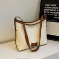 Grand sac cabas bicolore crème et marron avec texture cuir grainé de style minimaliste - Blanc Cassé
