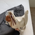 Elegante borsa a mezzaluna beige in pelle PU opaca con ciondolo a cuore morbido - Beige Con Ciondolo