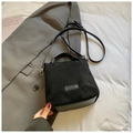 Elegante borsa a secchiello nera in pelle scamosciata e liscia con tracolla regolabile - Nero