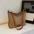 Sac fourre-tout bicolore kaki et marron en cuir avec large bandoulière réglable - Khaki