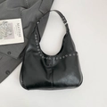 Schwarze glänzende Hobo-Tasche aus PU-Leder mit silbernen Metallösen und Nieten - Schwarz