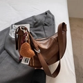 Borsa a mezzaluna marrone in ecopelle con ciondolo a cuore in peluche e tracolla - Marrone con ciondolo