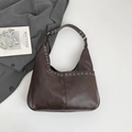 Dunkelbraune Hobo-Tasche aus Leder mit schicken silbernen Ösen und viel Stauraum - Braun