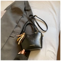 Klassische schwarze Ledertasche mit elegantem Perlenanhänger und Trageriemen - Schwarz