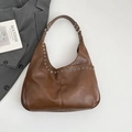 Vintage braune Unterachseltasche aus Leder mit silbernen Ösen und geräumigem Design - Braun