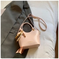 Rosafarbene Handtasche aus mattem PU-Leder mit Perlenanhänger und Schultergurt - Rosa