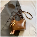 Braune Handtasche aus Kunstleder mit goldener Hardware und buntem Perlen-Quasten-Anhänger - Braun