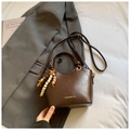 Dunkelbraune matte Lederhandtasche mit Vintage Holzperlen Anhänger und Schultergurt - Braun