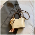 Sac seau contrasté beige et marron avec imprimé Fashion & YM et détail de pompon perlé - Blanc Cassé