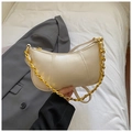 Elegante bolso de hombro beige con cadena dorada y acabado de cuero sintético liso - Blanco Roto