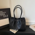 Grand sac cabas noir en cuir mat minimaliste avec boucle en métal et bandoulières - Noir (Sans Pendentif)