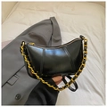 Elegante bolso de media luna negro brillante con una moderna correa de cadena tejida - Negro