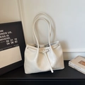 Sac fourre-tout minimaliste en cuir blanc crème avec boucle et fines anses élégantes - Blanc (Sans Pendentif)