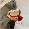 Mini-Satteltasche in Creme mit roter Herzbestickung und Plüsch-Herzanhänger - Weiß