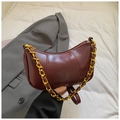 Bolso de media luna burdeos vintage de cuero sintético brillante y cadena dorada - Burdeos