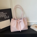 Sac fourre-tout minimaliste en cuir rose clair avec boucle et fines poignées - Rose (Sans Charme)