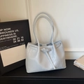 Grand sac cabas gris clair en similicuir avec boucle décorative et longues anses d'épaule - Bleu (Sans Pendentif)
