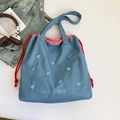 Bolso tote de mezclilla azul claro con bordado de corazón y forro de cuadros rojos - Azul claro