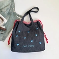 Bolso tote de mezclilla oscura con bordado de corazones azules y forro de cuadros rojos - Azul oscuro