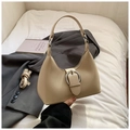 Minimalistische beige Hobo-Tasche mit silberner Schnalle und verstellbarem Schultergurt - Khaki