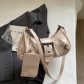 Sac à épaule hobo beige en cuir froissé brillant avec une pochette assortie - Blanc Cassé
