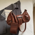 Sac sous le bras vintage marron foncé avec boucles métalliques et petite pochette - Marron