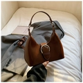 Dunkelbraune Leder-Achseltasche in Retro-Halbmondform mit silberner Hufeisenschnalle - Braun