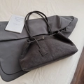 Bolso tote grande gris oscuro en ante con correas delgadas y hebilla de metal - Marrón