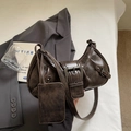 Sac hobo rétro marron foncé en similicuir craquelé avec une grande boucle métallique - café