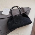 Bolso tote minimalista negro mate con textura vintage y gran capacidad para mujer - Negro