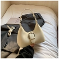 Sac demi-lune chic beige crème avec boucle argentée et bandoulière réglable pratique - Blanc Cassé
