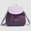 Mochila casual en color púrpura oscuro y lavanda con hebillas naranjas y logo bordado - Morado