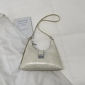Bolso de hombro estilo francés color crema en cuero brillante con hebilla de metal rectangular - Blanco Roto